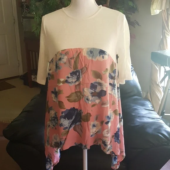 PINK & IVORY FLORAL TOP, L (Runs small & matches purple floral listing - Picture 4 of 7